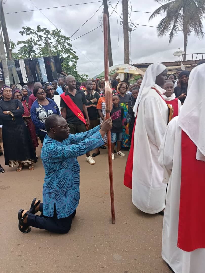 The faithful accompany Christ along the Way of the Cross