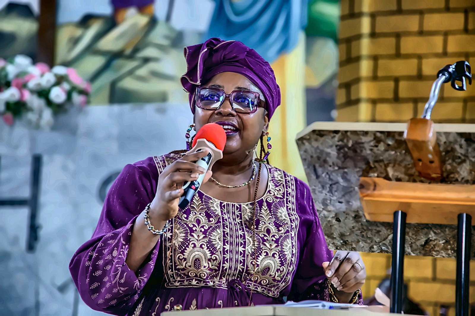 Madam Etaka, Chairlady of the Economic Affairs Council, presenting her gift
